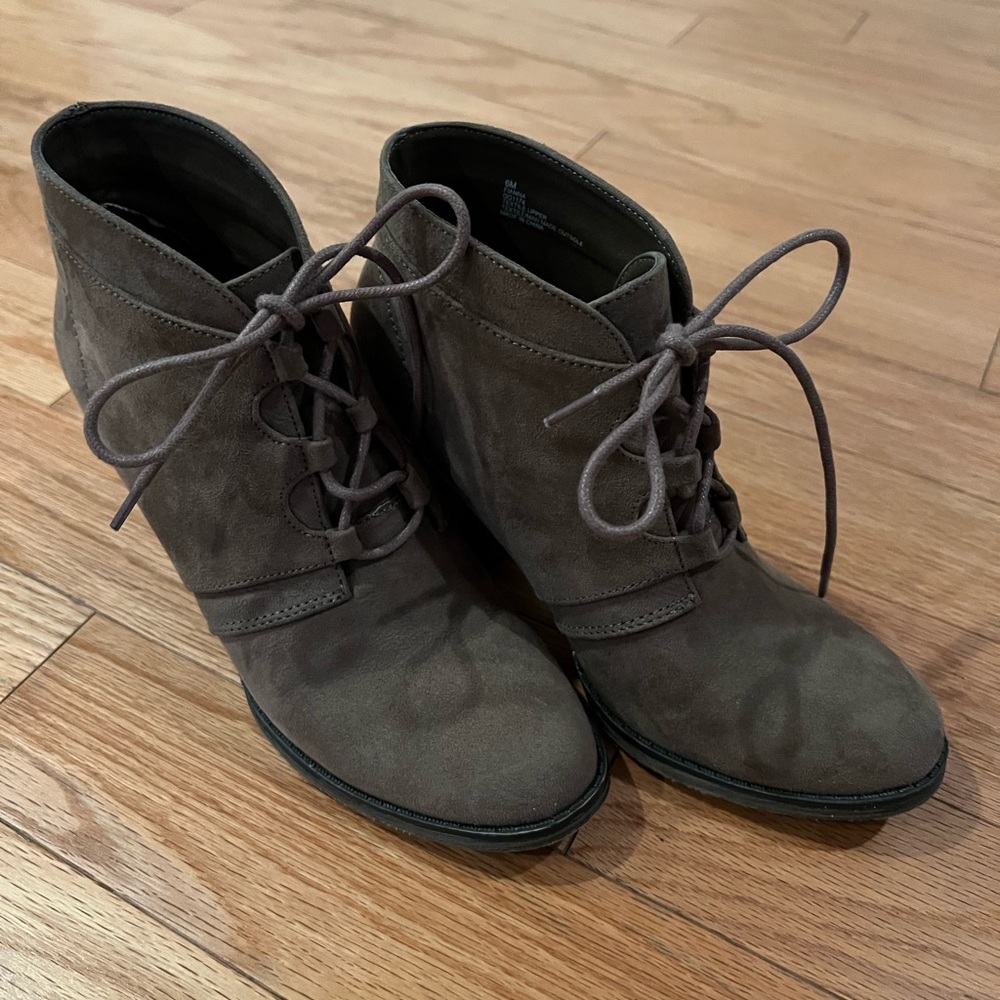 Size 6 Fianna Mia heeled booties